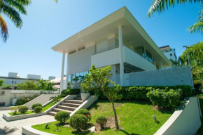 Mansão com piscina privativa em Jurerê P517